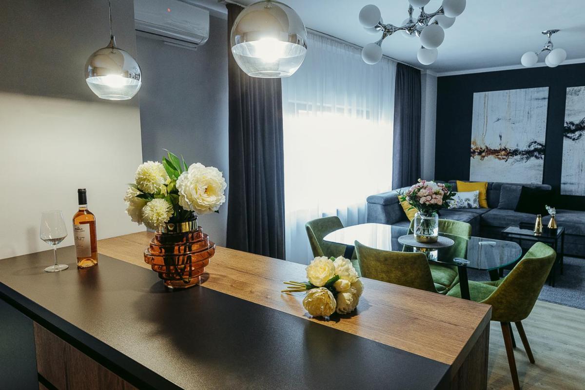 Charlotte Residence - 2 Bedrooms Apartment Oradea Extérieur photo